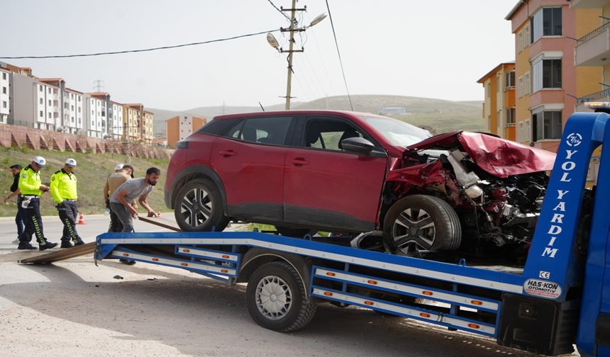 Bayburt’ta 4 Kişinin Yaralandığı Trafik Kazası Güvenlik Kamerasına Yansıdı (3)
