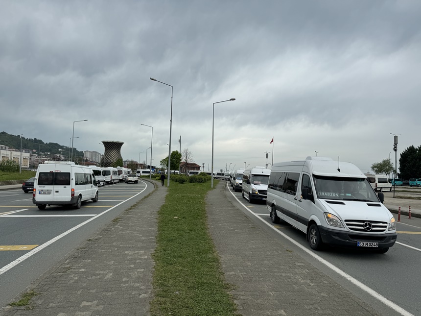Aa 20240511 34532500 34532495 Rizetrabzon Guzergahindaki Minibusculerden Kontak Kapatma Eylemirize Trabzon Güzergahında Çalışan Minibüs Şoförleri, Hatta Yaşadıkları Soruna Dikkat Çekmek Amacıyla 10 Dakika Kontak Kapattı.