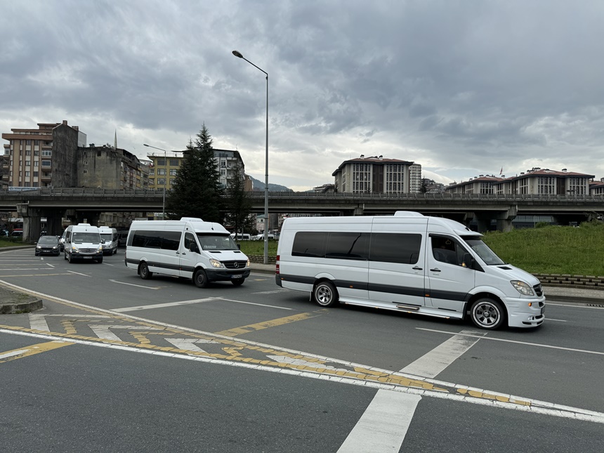 Aa 20240511 34532500 34532497 Rizetrabzon Guzergahindaki Minibusculerden Kontak Kapatma Eylemirize Trabzon Güzergahında Çalışan Minibüs Şoförleri, Hatta Yaşadıkları Soruna Dikkat Çekmek Amacıyla 10 Dakika Kontak Kapattı.