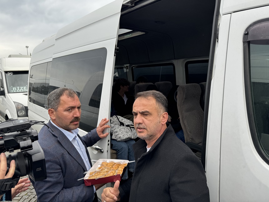 Aa 20240511 34532500 34532499 Rizetrabzon Guzergahindaki Minibusculerden Kontak Kapatma Eylemirize Trabzon Güzergahında Çalışan Minibüs Şoförleri, Hatta Yaşadıkları Soruna Dikkat Çekmek Amacıyla 10 Dakika Kontak Kapattı.