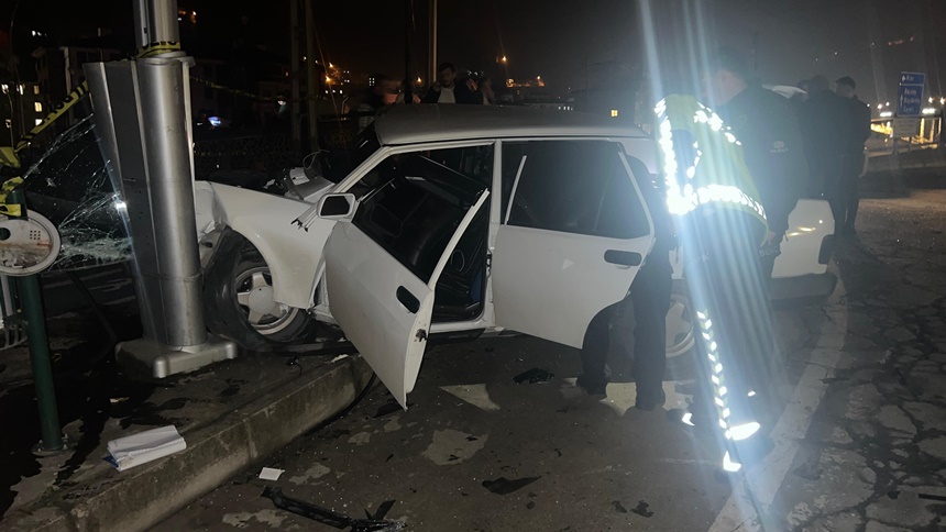 Rize'de Kaza! Otomobil Dereye Düştü (2)