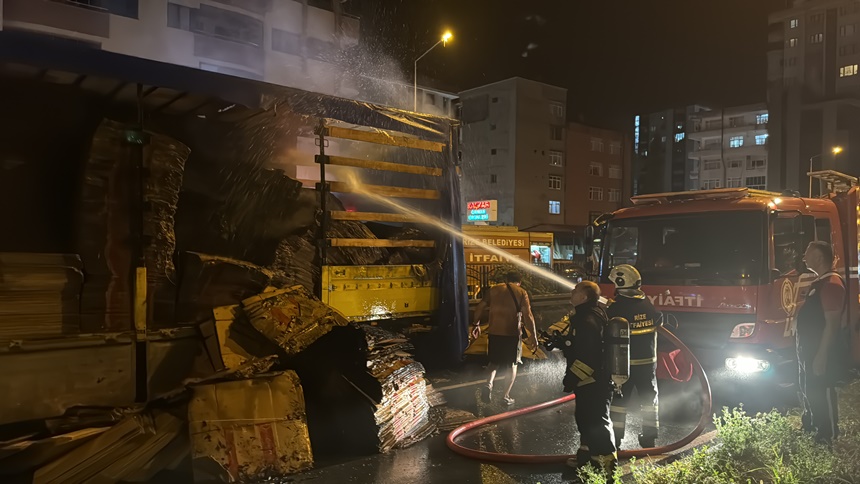 Aa 20240813 35395279 35395271 Rizede Karton Yuklu Tirin Dorsesi Yandirize'de Karton Yüklü Tırın Dorsesi Yandı