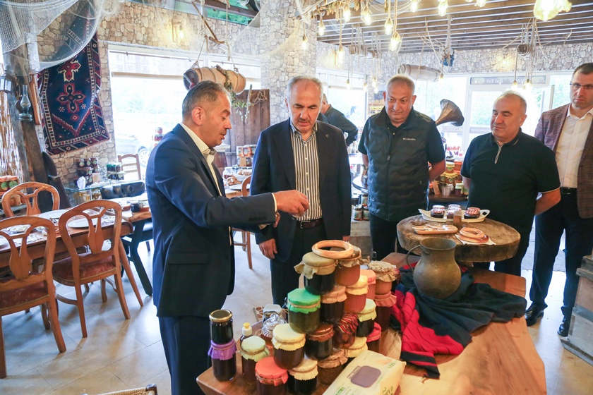 Güncel53540031680 1188733123288818 7181461580669635113 Nrize Belediye Başkanı Rahmi Metin Esnaf Ve Vatandaşlarla İstişarede Bulundu