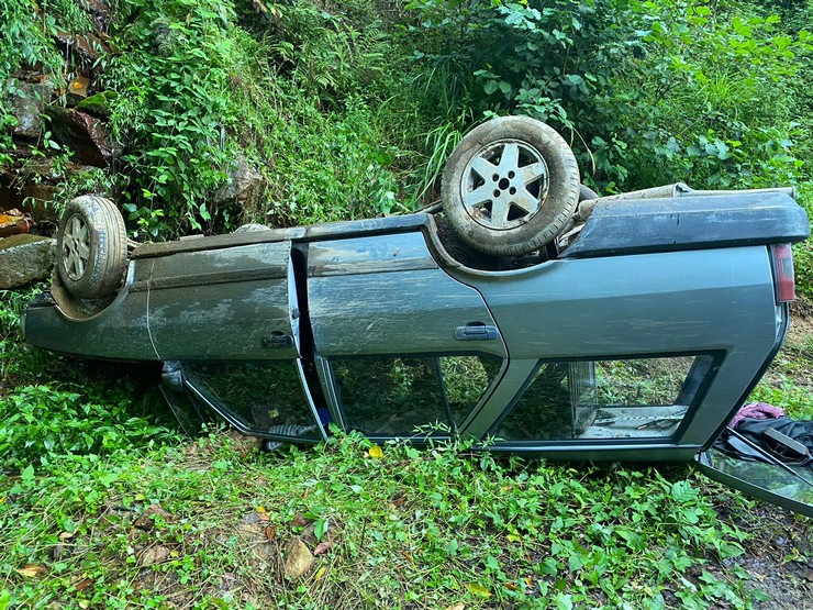 Rizenin Cayeli Ilcesinde Freni Bosalan Otomobilin Yamaca Carpip Takla Attigi Kazada 3 Kisi Yaralandi 1