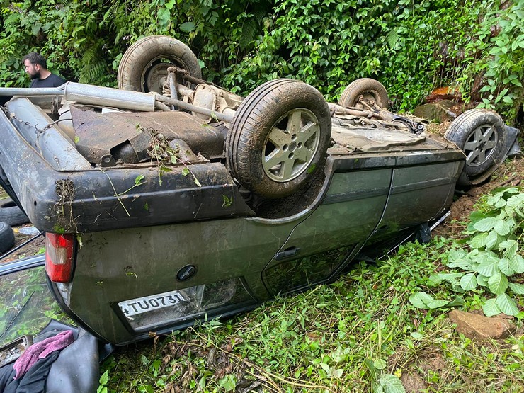 Rizenin Cayeli Ilcesinde Freni Bosalan Otomobilin Yamaca Carpip Takla Attigi Kazada 3 Kisi Yaralandi 2