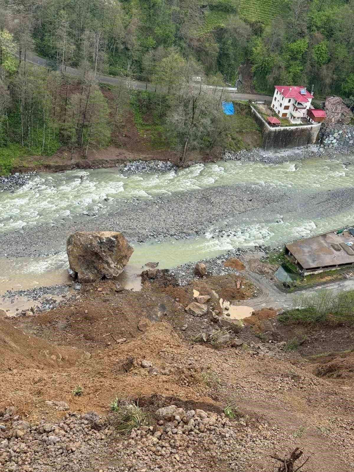 Ardeşen'de korkutan heyelan