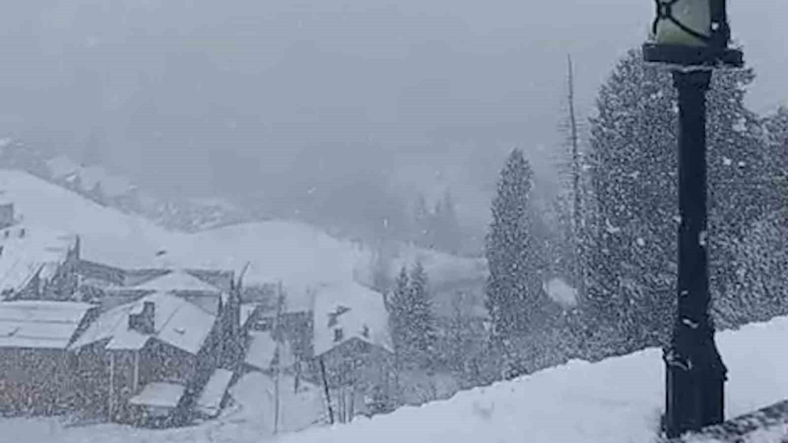 Dünyaca ünlü Ayder Yaylası'nda kar etkisini sürdürüyor