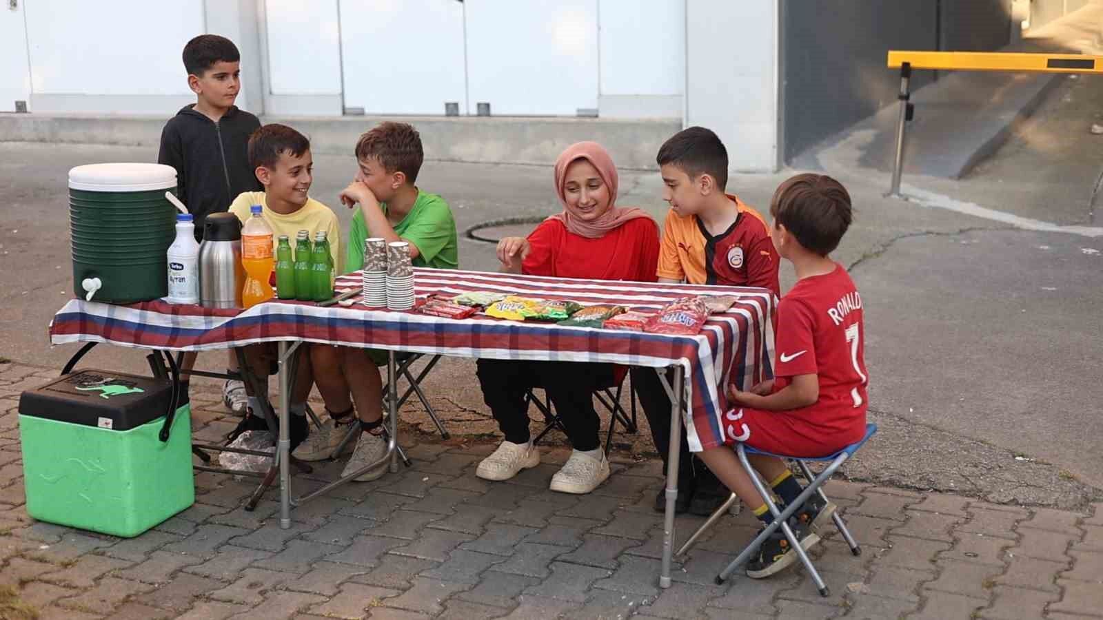 Harçlıklarını yolun kenarında kurdukları tezgahta alın teriyle kazandılar