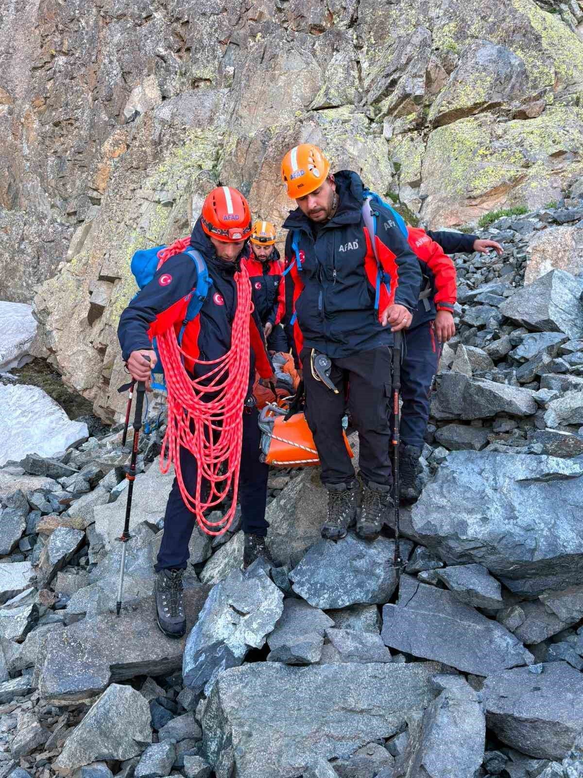 Kaçkar Dağları'na tırmanışta yaralanan dağcı kurtarıldı