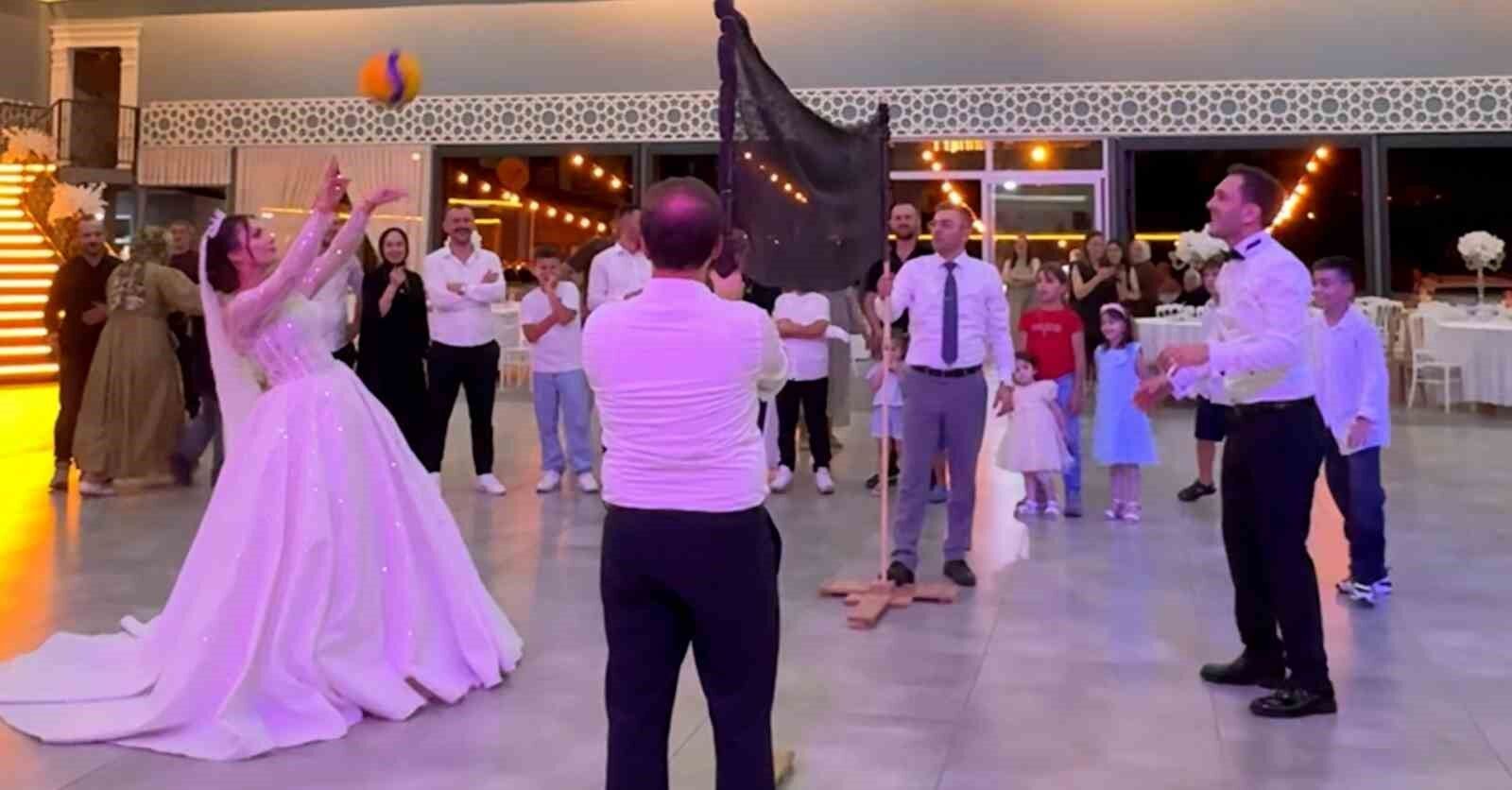 Voleybol oynarken tanışan çift düğünlerinde de voleybol oynadı