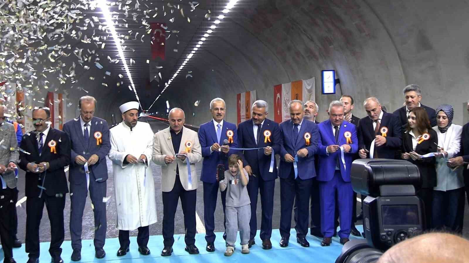 Abdulkadir Uraloğlu: 'Çamlıhemşin tüneli ve Ayder yoluyla yıllık 772 milyon lira tasarruf sağlayacağız'