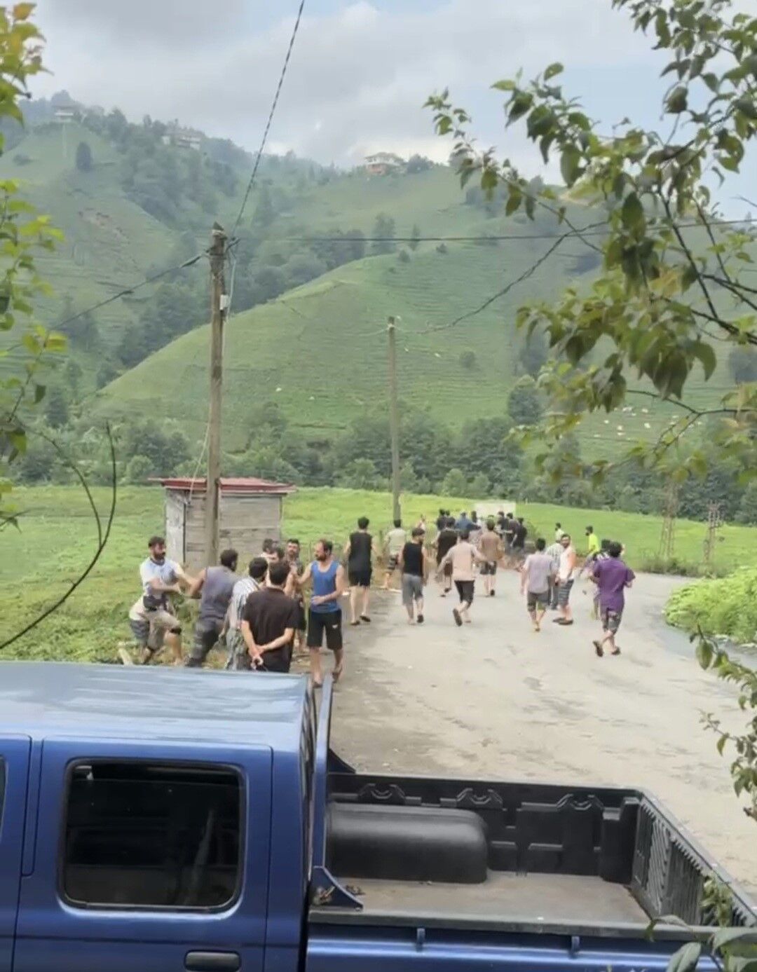 Mevsimlik çay işçileri arasında sıra kavgası