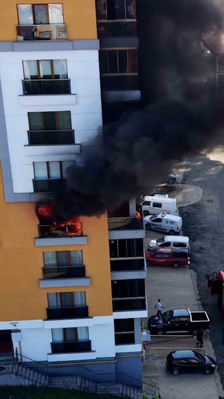 Rize'de 10 katlı apartmanın 4. katında çıkan yangın korkuttu