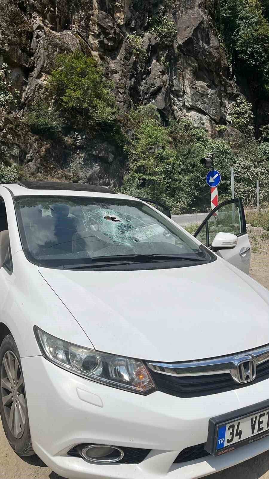 Rize'de otomobilin üzerine kaya düştü: 1 yaralı